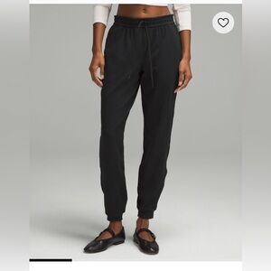 Lululemon soft jersey classic fit mid rise joggers, size 6, black